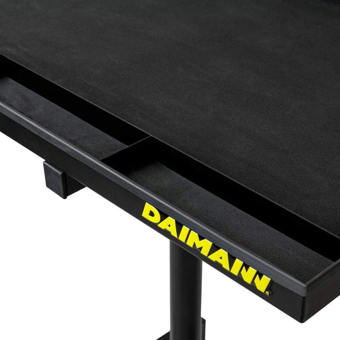 Dettaglio piano di lavoro in acciaio Daimann con superficie ampia 73,5x50,5 cm, ideale per dispositivi e strumenti professionali