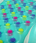 Superficie del materasso gonfiabile con elementi colorati antiscivolo per maggiore comfort e sicurezza in acqua