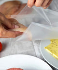 Utilizzo pratico sacchetti sottovuoto Reber, mani che sigillano alimenti per conservazione ottimale, facile da usare